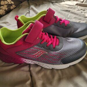 Saucony sneakers womens US size 7
